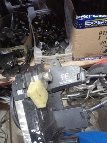 Замок задньої двері, лівої 24447345 OPEL