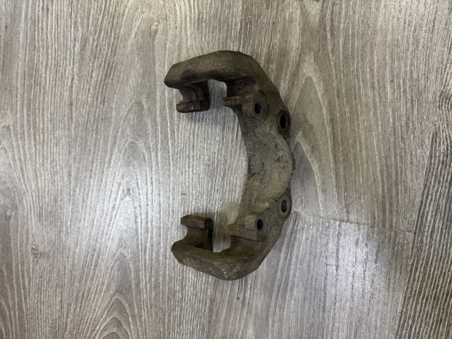 Скоба супорта переднього 4404J8 PEUGEOT