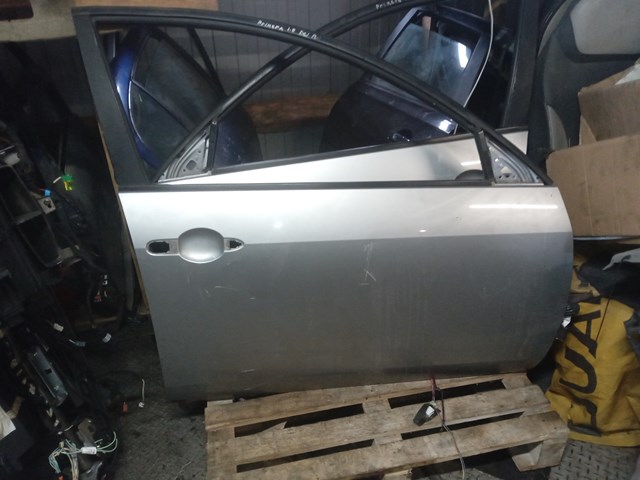 Пасажирські передні двері 80100AV630 NISSAN
