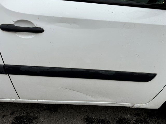 Молдинг передньої правої двері 808202733R RENAULT