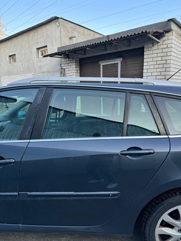 Скло задньої двері лівої 823010002R RENAULT