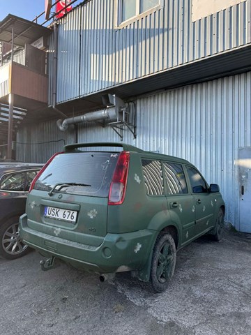 Скло багажного відсіку, праве 833008H301 NISSAN