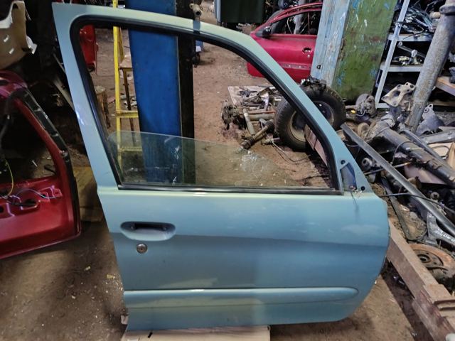 Дверка передня права 9004L5 PEUGEOT