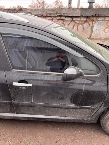 Скло передньої правої двері 9202F3 PEUGEOT