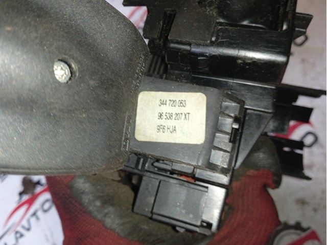 Перемикач підрульовий, управління аудіо системою 96538207XT PEUGEOT