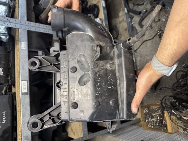 Корпус повітряного фільтра 9673061080 PEUGEOT