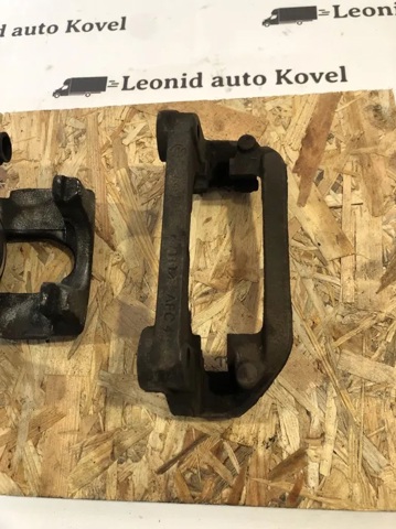 Скоба супорту заднього 440013696R RENAULT