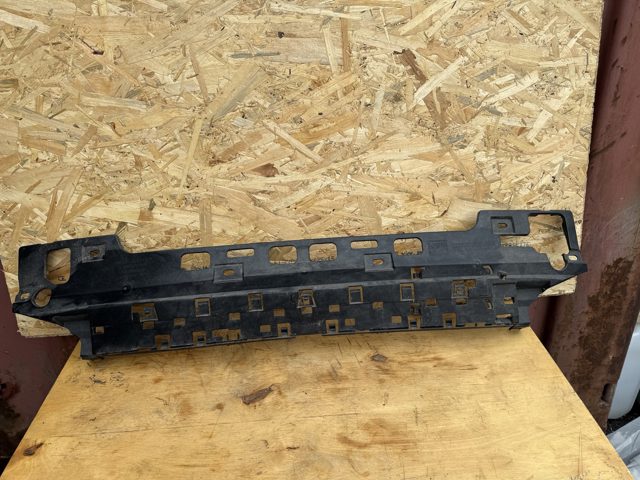 Кронштейн бампера заднього, центральний 51127428024 BMW