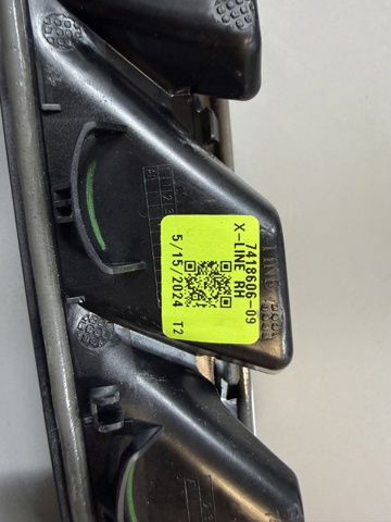 Молдинг переднього правого крила 7418606 BMW