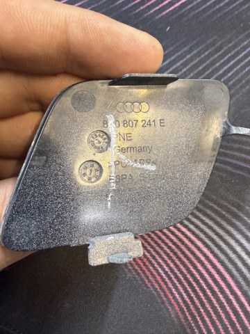 Заглушка бампера буксирувального гака 8K0807241E VAG