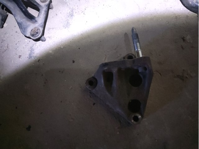 Кронштейн подушки (опори) двигуна, правої 1231537030 TOYOTA
