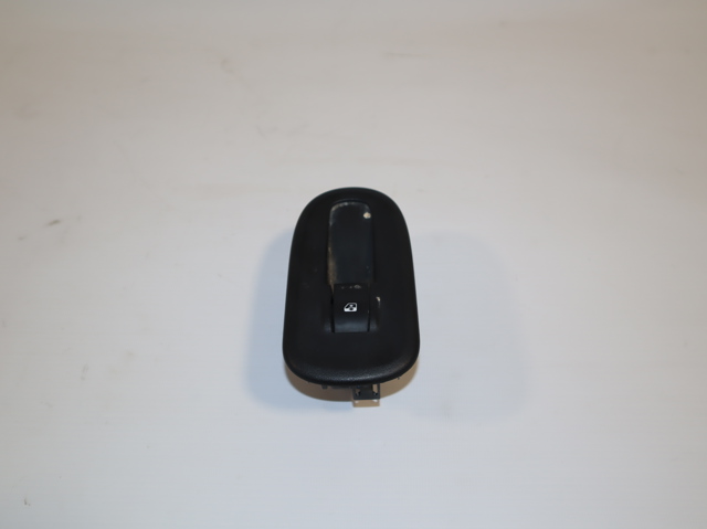 Кнопка підйомника переднього правого скла 8200476809 RENAULT