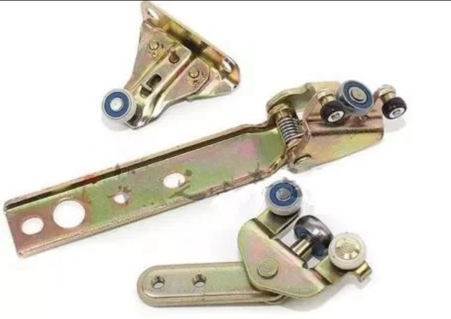 Ролик двері бічної/зсувної, правий верхній 6831026020 TOYOTA
