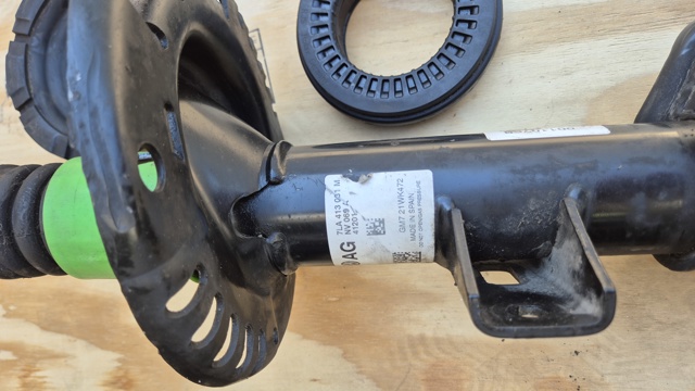 Стійка передня 7LA413031M VAG