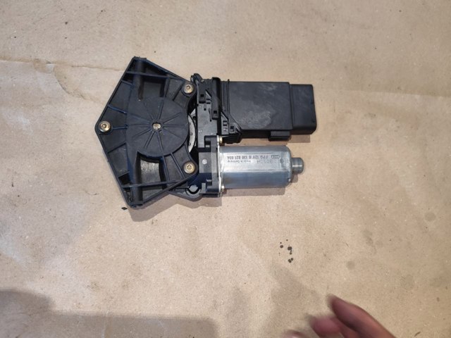 Мотор склопідйомника дверей передніх, правих 0130821694 BOSCH