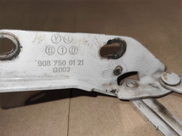 Шарнір капота правий 9067500121 MERCEDES