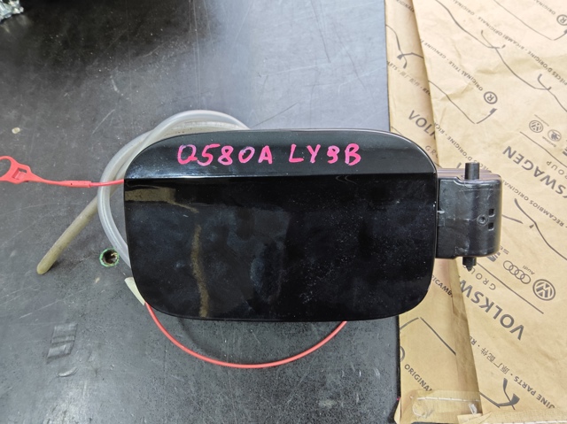Заливна горловина паливного бака 80A809906 VAG