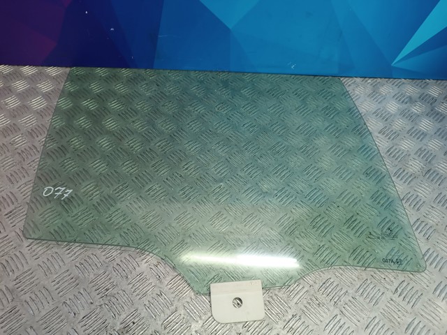 Скло задньої двері правої 51358496028 BMW