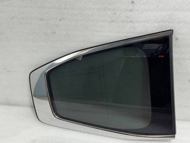 Скло багажного відсіку, праве 6271060L70 TOYOTA