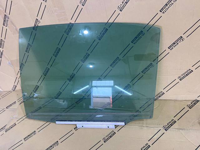Скло заднє ліве 6810406290 TOYOTA