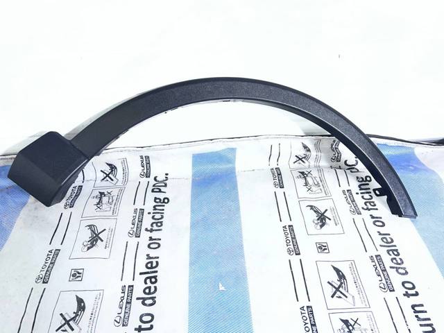 Молдинг передньої арки колеса, правий 7560142100 TOYOTA