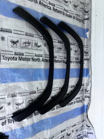 Накладка передньої лівої арки колеса 7560242160 TOYOTA