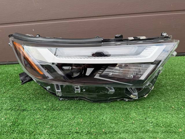 Фара комбінована, передня 811100R350 TOYOTA