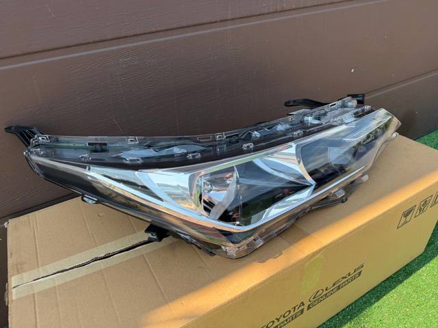 Фара передня права 8113002L50 TOYOTA