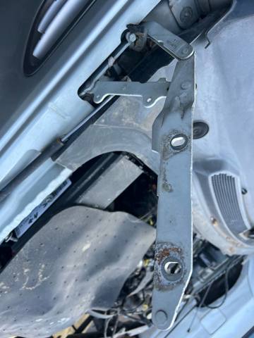 Шарнір капота правий LR001562 LAND ROVER