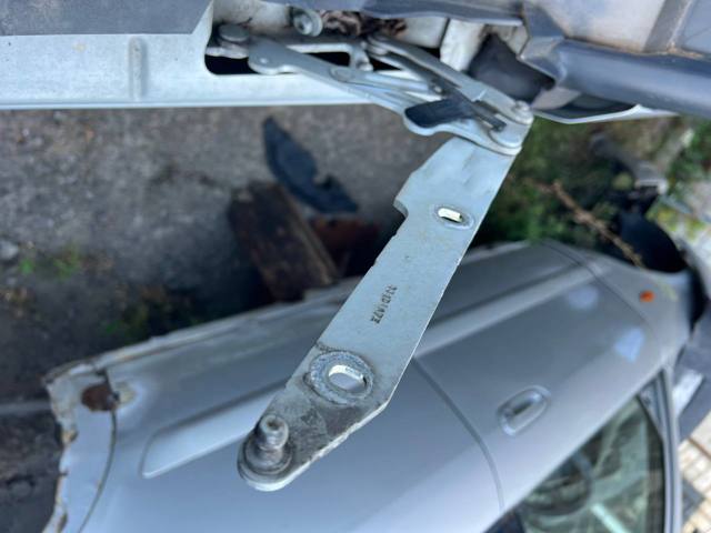 Петля капота, ліва LR001565 LAND ROVER