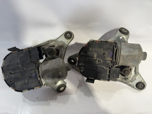 Мотор склоочисника лобового скла, правий 9677472680 PEUGEOT