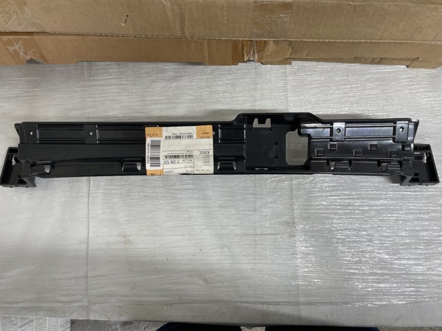 Кронштейн бампера заднього, центральний 51127378532 BMW