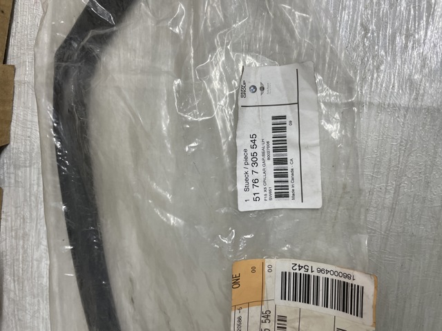 Ущільнювач двері задньої лівої (на двері) 51767305545 BMW