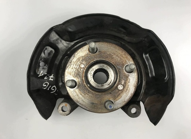 Кулак поворотний передній правий 4321152050 TOYOTA