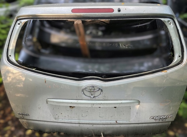 Двері багажника 670050F011 TOYOTA