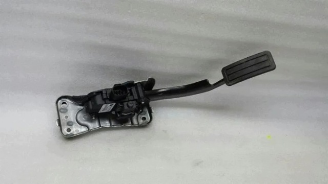 Підаль газу LR012044 LAND ROVER