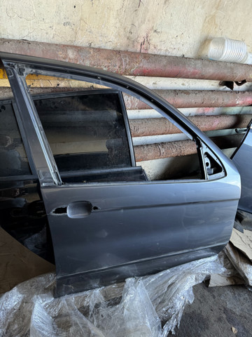 Дверка передня права 41518256824 BMW