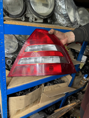 Задній правий стоп A2038200264 MERCEDES