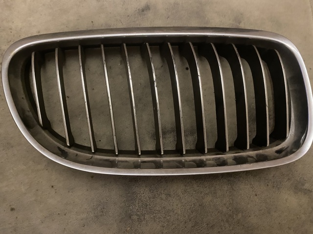 Решітка радіатора права 51137201970 BMW