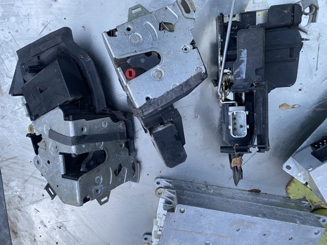 Замок передніх пасажирських дверей 51218235102 BMW