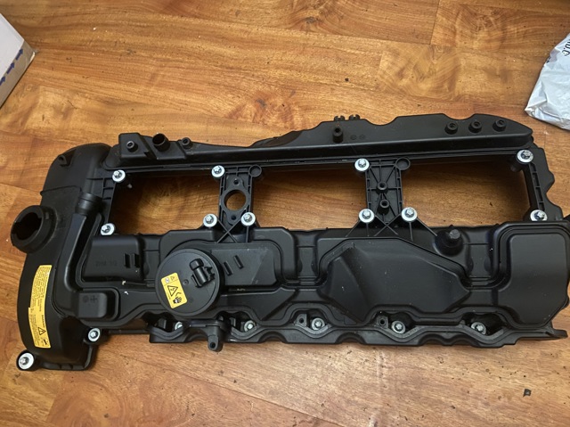 Кришка двигуна 7570292 BMW