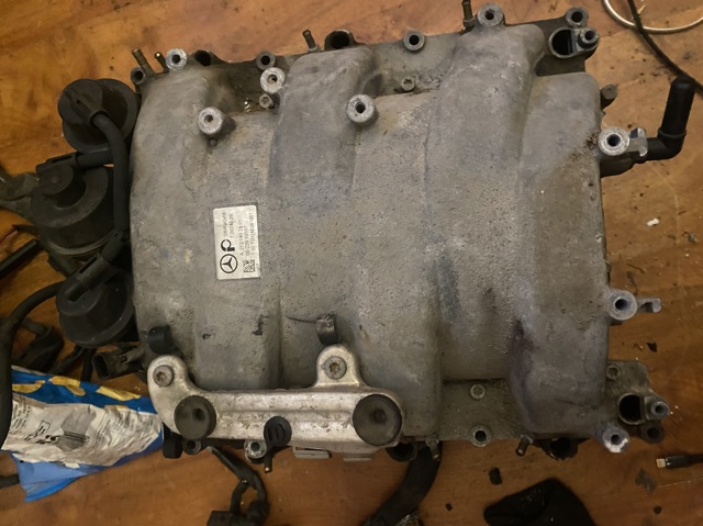 Колектор впускний A2721402401 MERCEDES