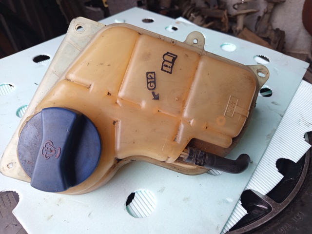 Бачок розширювальний 8D0121403L VAG