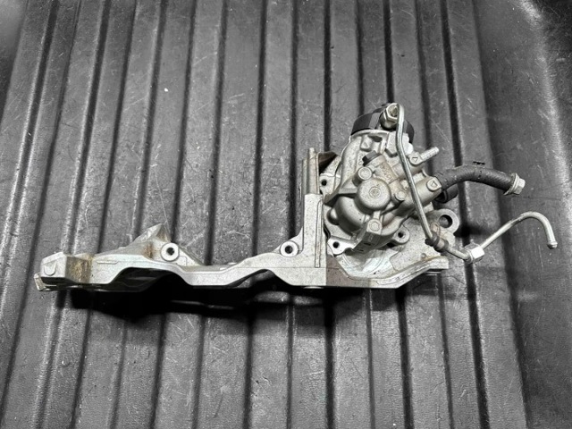 Кріплення генератора 04L903143B VAG