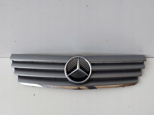 Решітка радіатора Mercedes C
