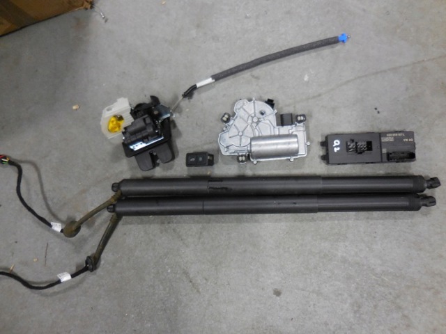 Амортизатор кришки багажника 81A827851A VAG