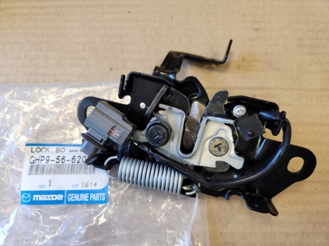 Замок кришки капота GHP956620B MAZDA