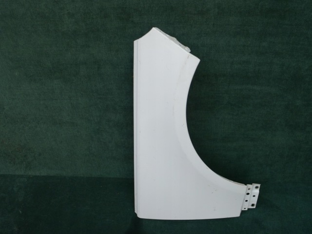 Переднє праве крило LR061808 LAND ROVER