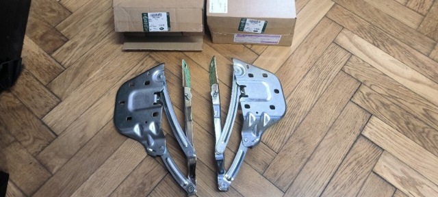 Петля капота, ліва LR111645 LAND ROVER