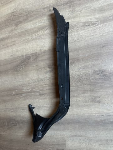 Ущільнювач арки крила 4L0821111 VAG